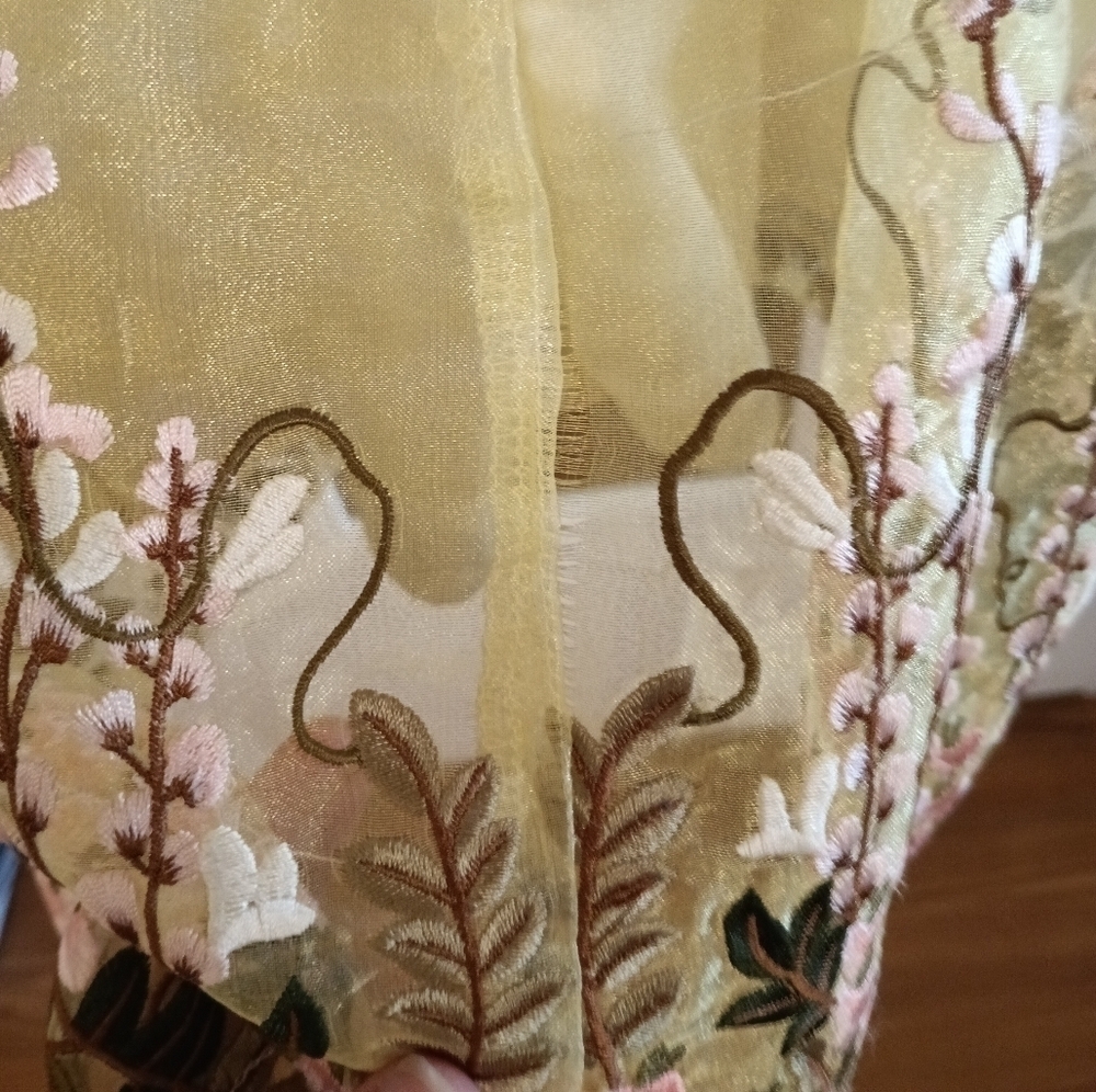 Gorgeous Defenon Embroidered Cheongsam Styled  Dress - Picture 12 of 16